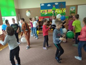 Dzieci z grupy Muchomorki tańczą przy wesołej muzyce z ozdobionymi przez siebie balonami.