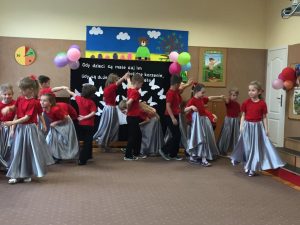 Dzieci z grupa Muchomorki tańczą poloneza.