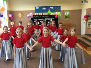 Grupa Muchomorki, dzieci ustawienie w czwórkach, tańczą poloneza.