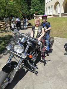 Zdjęcie dzieci na motorze.