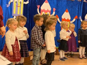 Przedszkolaki z grupy Krasnoludki prezentują program artystyczny dla zaproszonych gości.